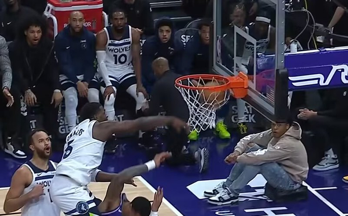  森林狼爱德华兹隔扣戈贝尔，十佳球榜首引爆全场  